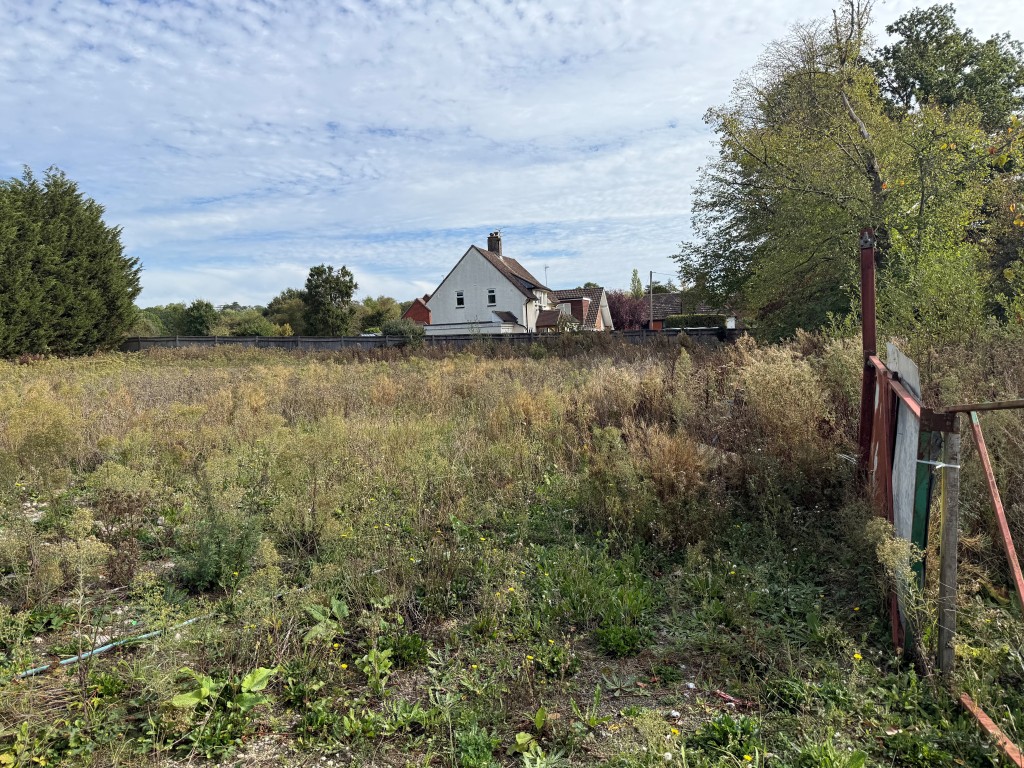 Lot: 26 - LAND IN FAVOURED LOCATION WITH OUTLINE PLANNING FOR SIX DWELLINGS - View of land from road access